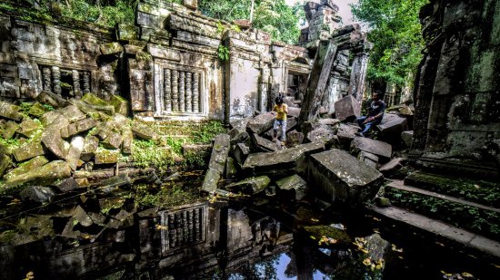 attraction-Beng Mealea Dragon Stone.jpg